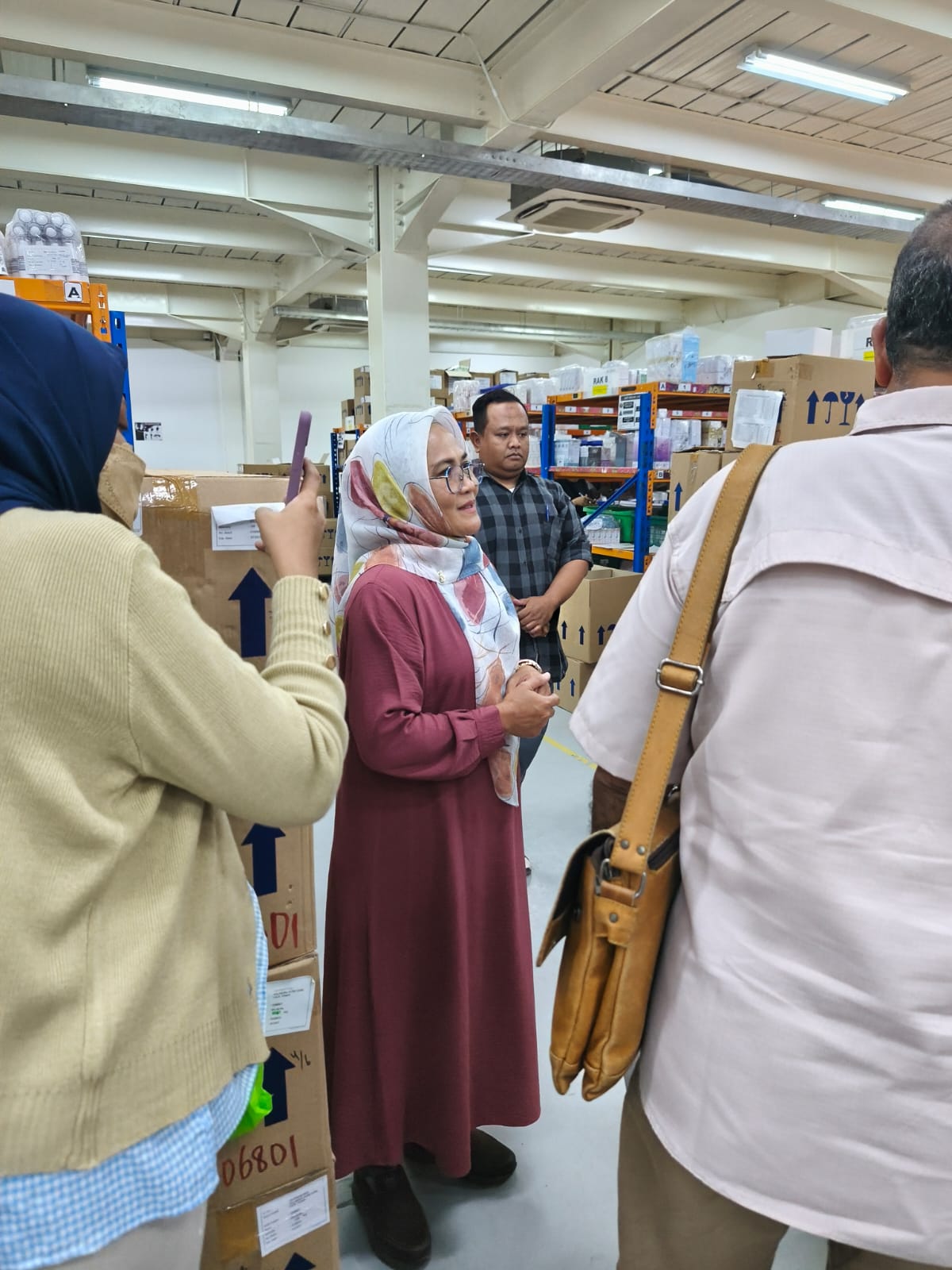 Diskusi dan Koordinasi Tim di Area Gudang